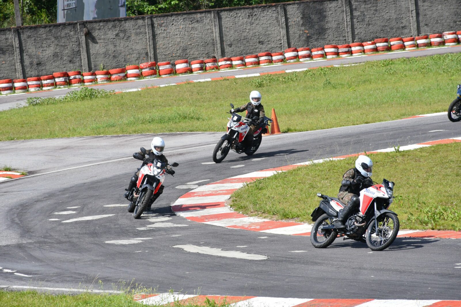 Polícia do Exército realiza curso de motociclista e batedor