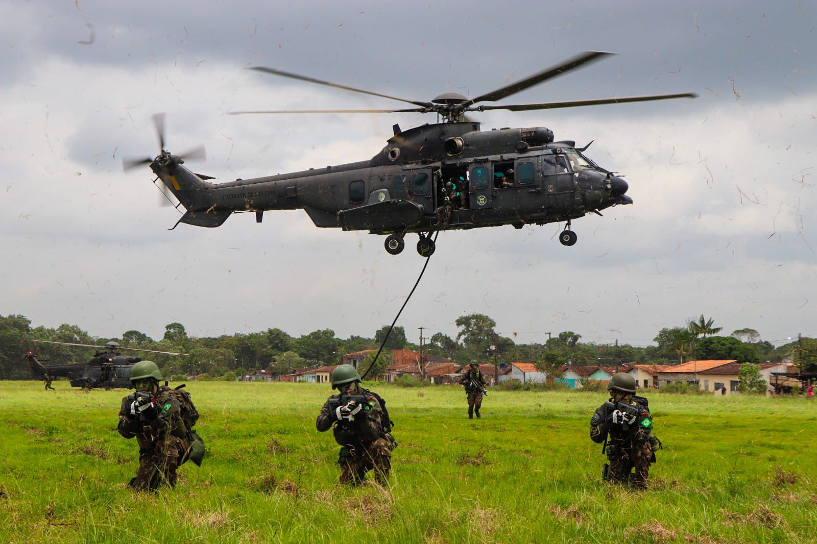 Militares do 2º BIS realizam exercício de Fast-Roping em preparação para a COP 30