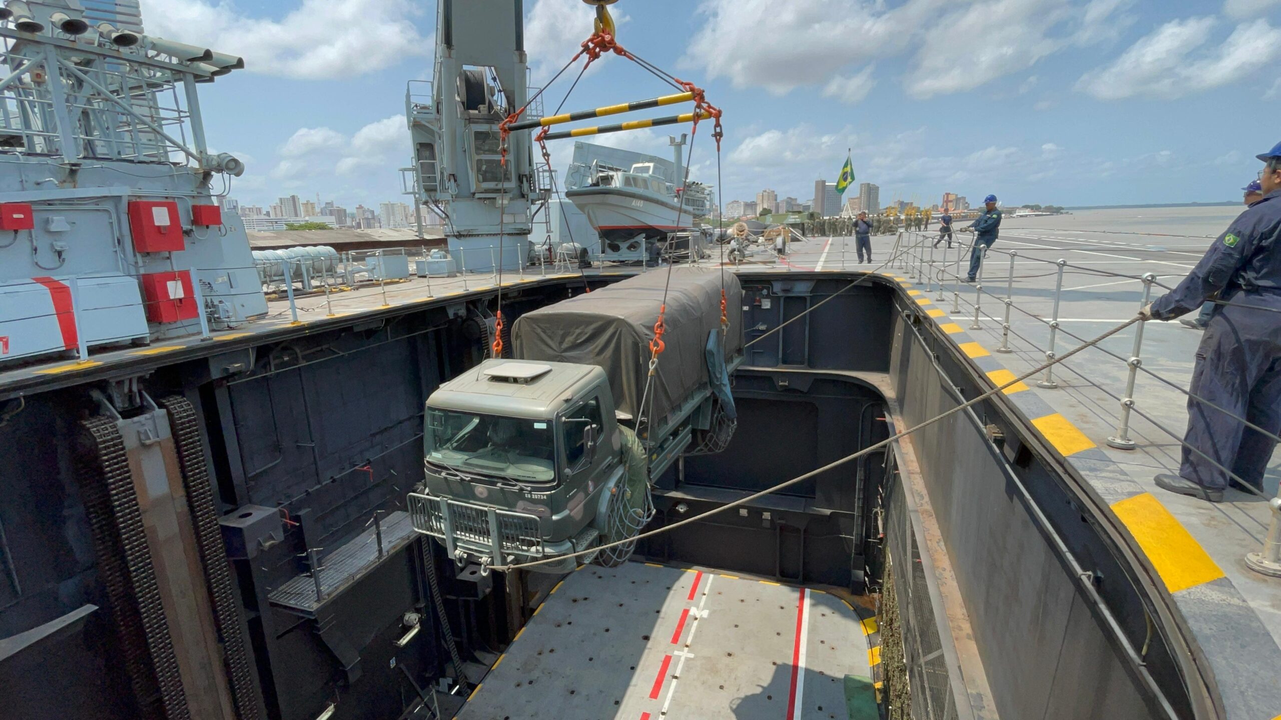 Navio-Aeródromo “Atlântico” chega a Belém com militares e equipamentos para a Operação Atlas e a COP 30